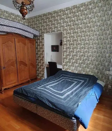 Апартаменти Cozy On The Town Hall Square